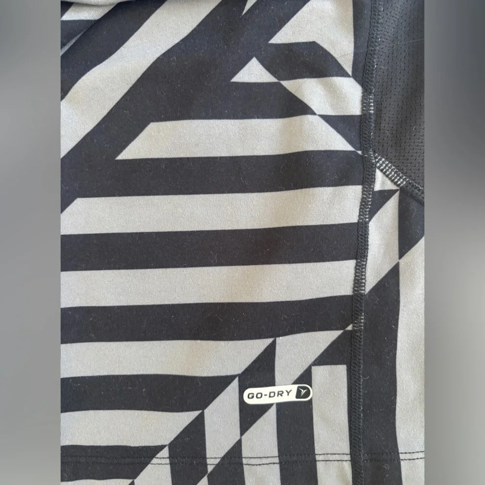 Old Navy Black and Gray Geometric Long Sleeve Dri Fit Size XS